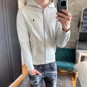 Ralph lauren hoodie - Mycket bra skick! Passar dig som är mellan 165-175cm ungefär. Modellen är 185 cm, 75kg. Passar bra nu till våren! Skriv för mer information!🤝