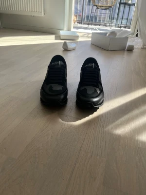 Valentino rockrunners - Snygga sneakers från Valentino Garavani i svart camomönster. Skorna har en låg silhuett, svarta skosnören och detaljer i mocka och textil. Perfekta för dig som vill ha en unik och trendig look. Storlek 44 och dem är nästan helt nya förutom att jag har testat dem 1 gång inomhus.