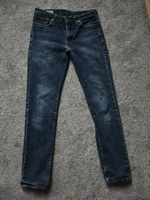 Levis 504 jeans bootcut - Säljer ett par mörkblå Levis 504 jeans. Är för små på mig därför säljs dem. Priset är inte hugget i sten!