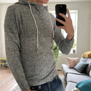 Stickad Hoodie  - Riktigt fet och unik perfekt till sommarkvällarna🙌 inga defekter- mycket bra skick. Skriv vid fundering! 