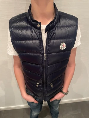 Moncler väst  - Moncler väst herr|Storlek:S|Pris:800|Skick:10/10| Hör av dig vid minsta lilla fundering eller fråga🤩