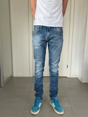 Replay Anbass Jeans - Säljer nu dessa Replay Anbass Jeans med snygga slitningar i populär design, skriv för fler bilder/frågor🙌🏼