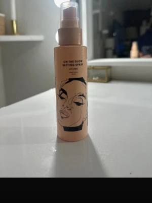 setting spray - glow setting spray från lyko, man ser på andra bilden hur mycket det är kvar 