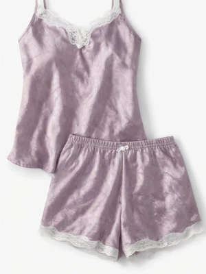 Ljuslila satinset från lindex - Sött ljuslila set i satin från KappAhl, består av ett linne med spetsdetaljer och liten rosett vid urringningen samt matchande shorts med resår i midjan och rosett. Perfekt för dig som gillar mjuka material och romantiska detaljer.