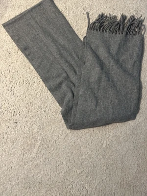 Grå halsduk  - Snygg grå halsduk från gina använd några gånger