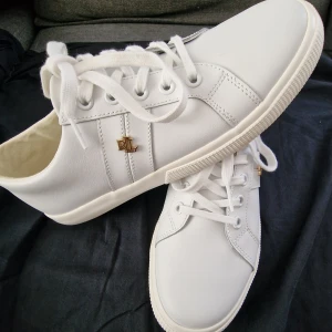 Sneakers - Ralph Lauren sneakers,storlek 40,passar till 39 också,vit färg,helt ny,bara provat 1 gg