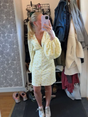 Ljusgul kortklänning med knappar - Jätte fin adoore klänning. Köpte i somras och har bara använt 2 gånger. Passar perfekt till sommaren och skolavslutningar. Kan också göra bytes mot en annan adoore klänning.