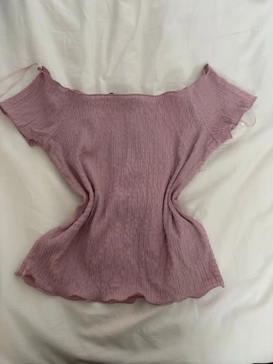 Ljuslila/rosa ribbad topp från lager 157 - Säljer en rosa/ljuslila ribbad topp från 157 i storlek M🌸 korta ärmar och stretchigt material🌸 Aldrig använd🌸