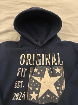Mörkblå hoodie med stjärntryck - Säljer denna rätt så sällsynta hoodien. Det är en scndi hoodie i storleken S. Tröjan har sjukt bra skick, har ej några defekter. Hör av dig vid lilla minsta fundering. Passar 170-185!