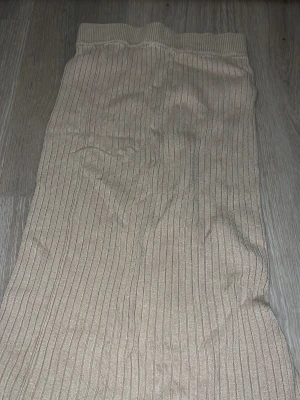 Kjol - Kjol från ginatricot i storlek Xs, ljus brun🫶🏻💫