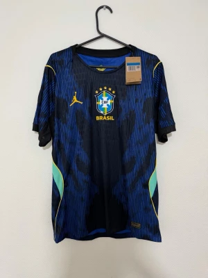 Blå Brasilien fotbollströja Jordan - passar M med 