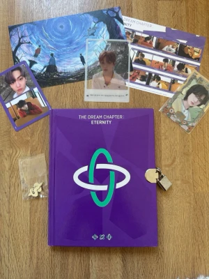 TXT The Dream Chapter: Eternity album - Säljer TXT:s album 'The Dream Chapter: Eternity' i lila hård pärm med grafiskt omslag. Medföljer flera fotokort, vykort, klistermärken och posters med medlemmarna. Perfekt för fans av K-pop och samlare av TXT-merch. Skriv gärna om ni vill ha fler bilder eller har frågor!!