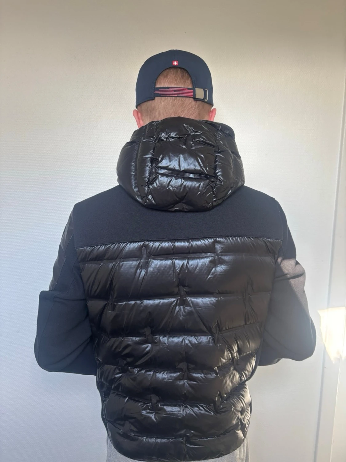 Svart pufferjacka med huva - 1