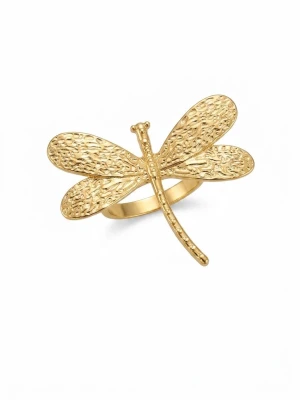 Vinga ring guld justerbar - Unik ring i guldfärgad metall med en stor, detaljerad trollslända som motiv. Vingarna har en strukturerad yta som ger en cool och trendig look. Perfekt statement piece för dig som gillar naturinspirerade accessoarer. Den är också justerbar så att den passar allas fingrar