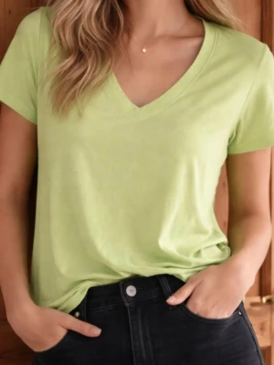 Ljusgrön v-ringad t-shirt - En enkel och fräsch ljusgrön t-shirt med v-ringning och korta ärmar. Perfekt till jeans eller shorts för en avslappnad look. Tillverkad i mjuk bomull som känns skön mot huden.