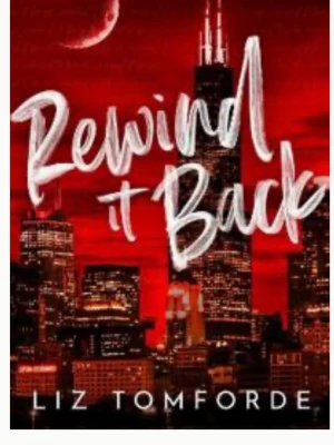 Rewind it Back av Liz Tomforde - En skönlitterär bok med titeln 'Rewind it Back' av Liz Tomforde. Omslaget är rött och svart med en stadssilhuett och måne i bakgrunden. Bokens titel är skriven i stor, vit handstil över omslaget.