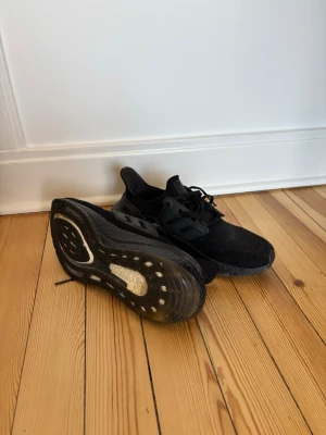 Svarta Adidas Ultraboost sneakers - Säljer ett par helsvarta Adidas Ultraboost sneakers. Väldigt gott skick! 