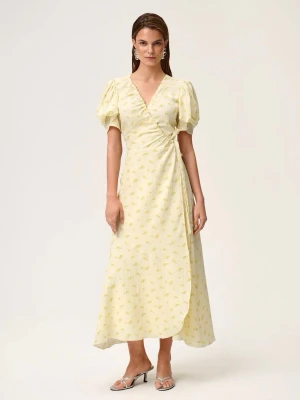 Adoore Ljusgul omlottklänning med puffärm stl 36 - Säljer en fantastisk ljusgul långklänning med små blommor från Adoore. Klänningen har en omlottmodell och puffiga kortärmar. Klänningen har v-ringning och markerad midja med knytband. Perfekt för sommarens alla tillfällen. Använd vid ett tillfälle. Nypris 1695 kr