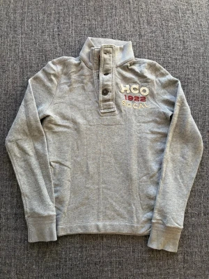 Hollister tröja | sällsynt 2000’s modell - Säljer nu denna hoodie ifrån “hollister” Storlek S | Sällsynt modell | Perfekt nu till våren |  eftertraktad | Frågor och funderingar? Meddela direkt 😊 Obs kan även gå ner i pris vid snabb affär! Fraktas inom 24h 📦
