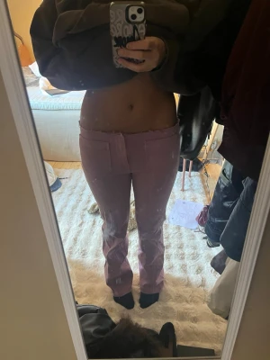 Ljusrosa manchesterbyxor med raka ben - Säljer ett par ljusrosa jeans med raka ben och mellan midja. Byxorna har stora fickor framtill och är perfekta för dig som vill ha en cool och retro look. Materialet är mjukt och skönt, och färgen är riktigt snygg.