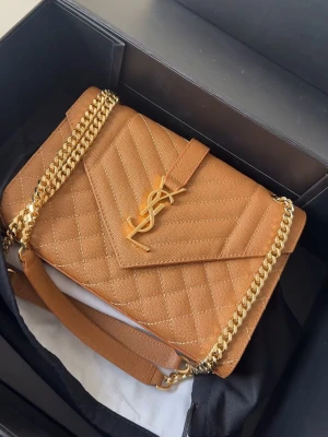  YSL envelope väska  - Möts i Stockholm! Så himla fin väska som inte kommit till användning! Allt skickas med som kartong, dustbag och tillbehör. 