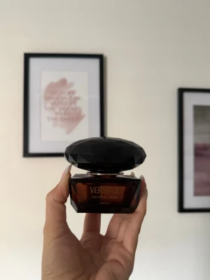 Versace Crystal Noir, Parfum. - ➡️Använing 2-3 sprut. ➡️Säljer pga : Rensar min parfym kollektion.