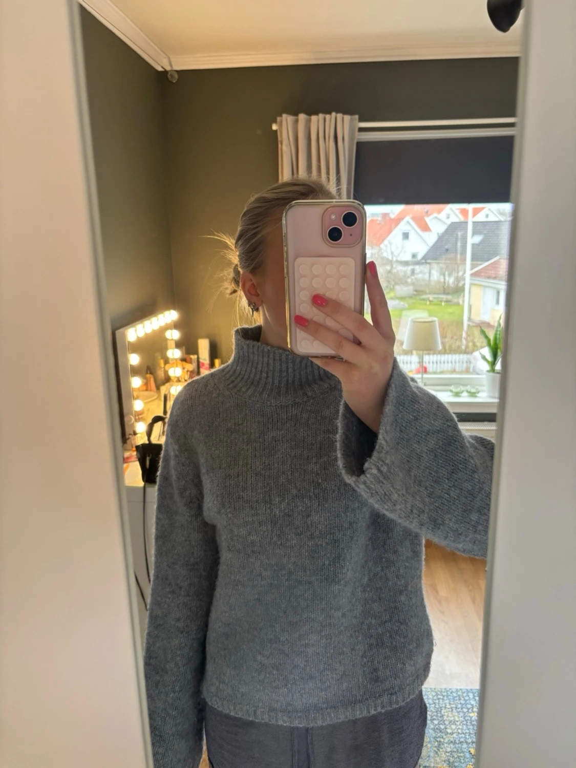 Stickad tröja med högre krage - 3