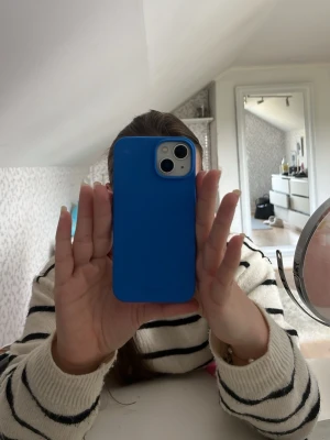 Blått silikonskal från Hold it - Snyggt och stilrent mobilskal i klarblått silikon som passar iPhone 13. Från holdit, mycket bra skick inga tecken på andvändning!