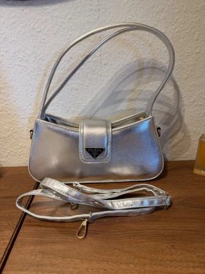 Superfin Handväska   - Jätte fin silver handväska. Använd 1 gång bara. 