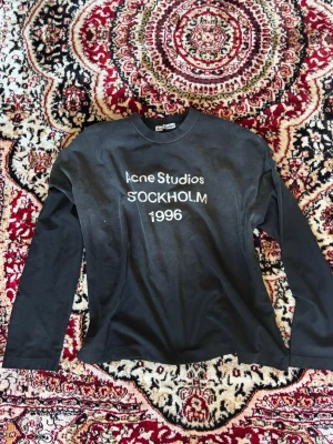 Svart långärmad tröja Acne Studios - fet acne tröja, perfekt nu till sommaren, storlek s