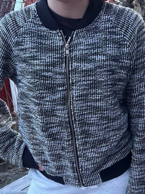 Vår jacka  - Skir snygg unik bomber jacka i storlek M, finns inte kvar! Asss unik o snygg 