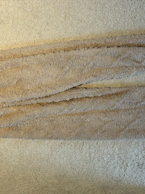 Beige fluffig byxor - Mysig beige byxor i mjukt och fluffigt material med diskret mönster. Perfekt för att hålla sig varm hemma. 