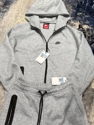 Gråa mjukisbyxor från Nike - Snygg grå tracksuit från nike 