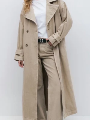 Beige trenchcoat med bälte - Säljer denna slutsålda beiga trench koat med lite jeans material nästan från Gina. Super fin med bälte i midjan och knappar vid ärmarna. Går ner till marken på mig som är 168 cm. Kommer ej till användning. NYPRIS 999kr