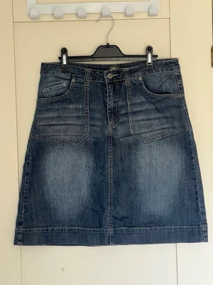 Blå jeanskjol med fickor - Mörkblå lite längre jeanskjol från Rabalder.