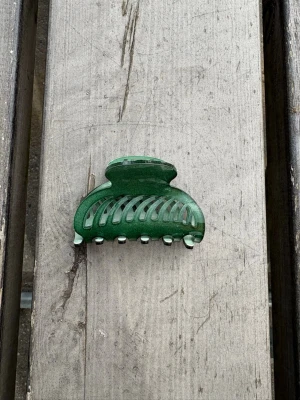 Grön hårklämma  - Snygg grön hårklämma med silikon på insidan som skapar en antislip funktion. Håller sig på plats hela dagen🤩