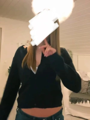 Marinblå kofta - Säljer en marinblå kofta, varm och skön💗