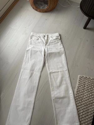 Vita jeans från ZARA - Storlek 36, helt nya, Jag är cirka 172 cm men kan också sys upp. 
