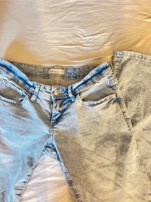 Ultra low flare jeans gina - Fina blåa jeans från gina tricot, storlek M🩷