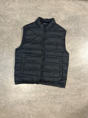 Svart dunväst från Zara - Säljer en svart dunväst från Zara.
