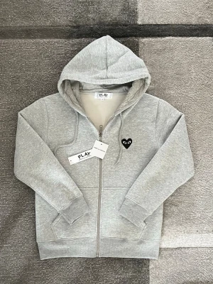 Comme des Garçons Play  - Tja säljer min Comme des Garçons Play zip riktigt snygg skicket är super o kvitto finns skriv vid frågor eller funderingar pris kan sänkas vid smidig affär BARA SERIÖSA KÖPARE😁😁