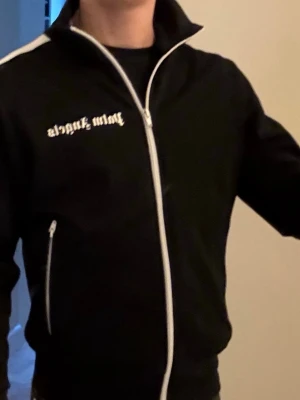 Palm Angels svart ziptröja - Svart ziptröja från Palm Angels, sparsamt använd i mycket bra skick. Säljer då den inte passar och jag inte haft speciellt mycket användning. En rikigt schysst fleece till sommaren som både sitter skönt och ser riktigt bra ut. Bara att höra av sig vid frågor/funderingar. Pris kan diskuteras 
