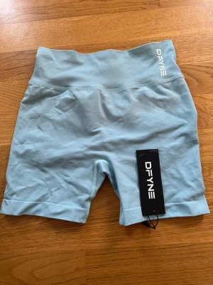 DFYNE dynamic shorts  - Säljer ett par ljusblå träningsshorts från DFYNE i modellen dynamic, storlek xs och endast provande. 