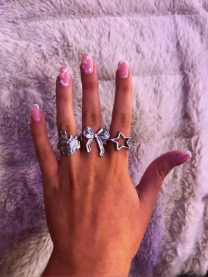 Ringar i guld och silver  - Säljer justerbara (inte alla) smycken i guld och silver. alla är helt nya. Stora ringar 99kr st. Små ringar 89kr st. Halsband 99kr st. Örhängen 99kr. Vid köp av fler saker får du rabatt 🎀skriv till mig innan du köper för att vara säker på att smycket inte är sålt!💕 det finns separata annonser för varje smycke. Köp gärna genom bundle om du vill köpa flera!💘 