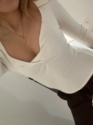 Snygg långärmad tröja/topp - Super snygg långärmad topp från Ginatricot, super bra skick, passar perfekt till våren och sommaren!🩷