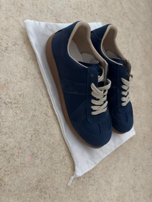 Maison margiela skor  - Säljer dessa då det är för små använda typ 2 gånger utomhus så väldigt bra kvalitet, storlek 41