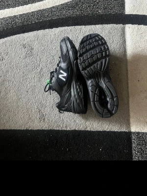 New Balance 530 – helt nya – svarta - Säljer ett par helt nya och oanvända New Balance 530 🖤🤍  Aldrig använda, helt i nyskick. Sjukt populär modell just nu och passar perfekt till alla outfits – både vardag och streetwear. Säljs pga felköp/storlek. (Vid snabb affär kan pris diskuteras)