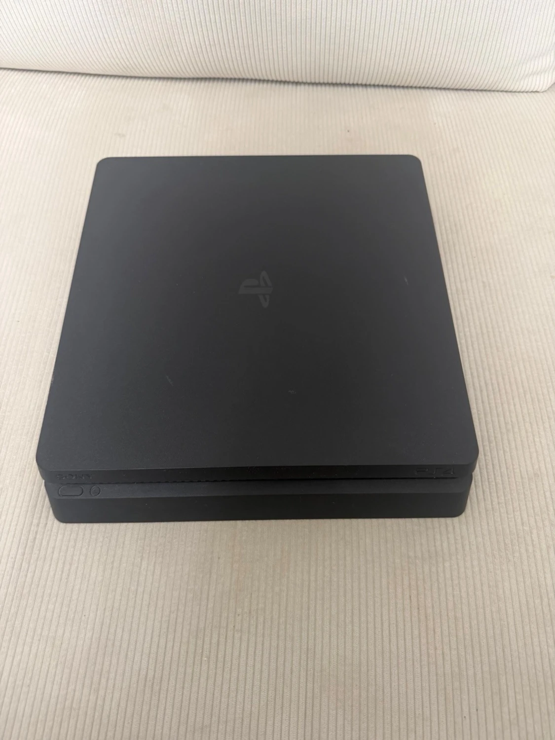 PlayStation 4 Slim spelkonsol svart
