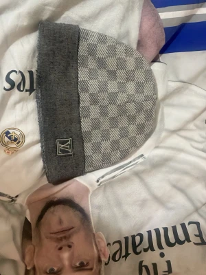 En grå mössa  - Den har ett mönster klassiskt mönster med kvadrater håller dig ganska varm och är ett ganska bra stick 