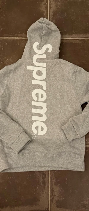 Supreme hoodie  - Säljer nu en riktigt fet och eftertraktad supreme hoodie i storlek M fast passar som S! Skicket är mycket fint och tagen sitter kvar! Tveka inte med att ställa frågor!